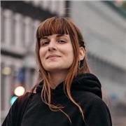 Storica dell'arte impartisce lezioni di storia, storia dell'arte, filosofia, letteratura